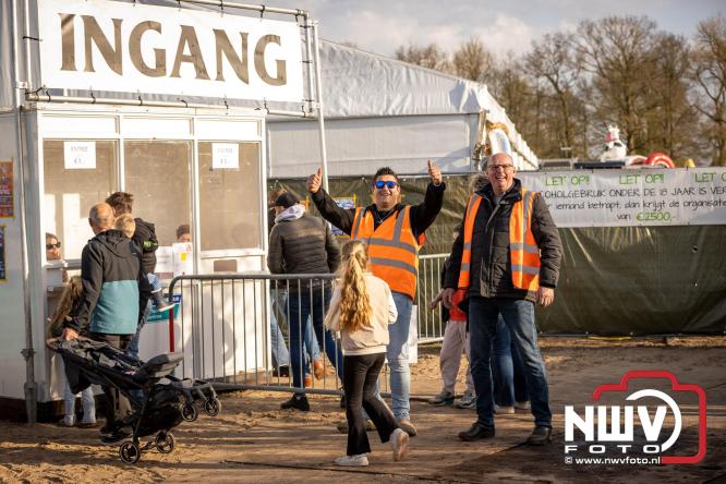 Duizenden bezoekers genieten van geslaagde testavond trekkertrek bij loonbedrijf van de Put in Oosterwolde - &copy; NWVFoto.nl