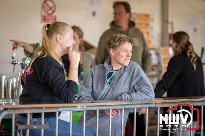 Duizenden bezoekers genieten van geslaagde testavond trekkertrek bij loonbedrijf van de Put in Oosterwolde - &copy; NWVFoto.nl