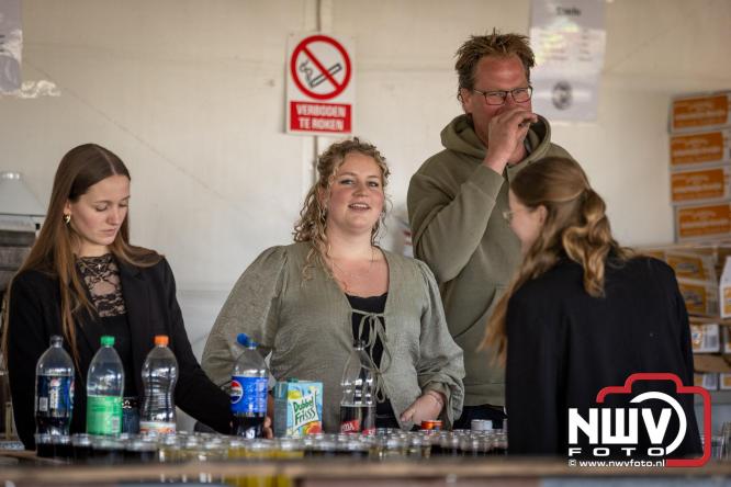 Duizenden bezoekers genieten van geslaagde testavond trekkertrek bij loonbedrijf van de Put in Oosterwolde - &copy; NWVFoto.nl