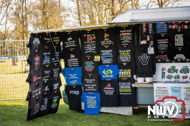 Duizenden bezoekers genieten van geslaagde testavond trekkertrek bij loonbedrijf van de Put in Oosterwolde - &copy; NWVFoto.nl