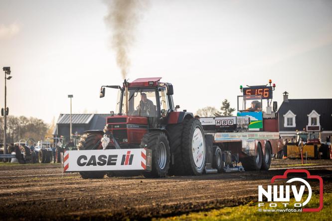 Duizenden bezoekers genieten van geslaagde testavond trekkertrek bij loonbedrijf van de Put in Oosterwolde - &copy; NWVFoto.nl