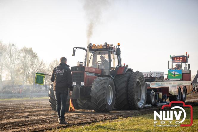 Duizenden bezoekers genieten van geslaagde testavond trekkertrek bij loonbedrijf van de Put in Oosterwolde - &copy; NWVFoto.nl