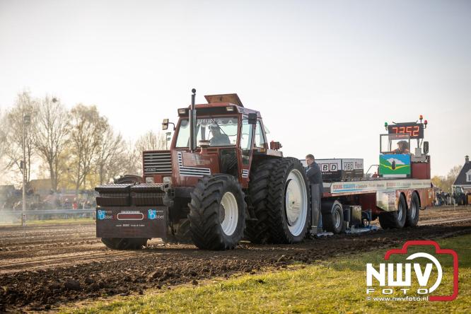 Duizenden bezoekers genieten van geslaagde testavond trekkertrek bij loonbedrijf van de Put in Oosterwolde - &copy; NWVFoto.nl