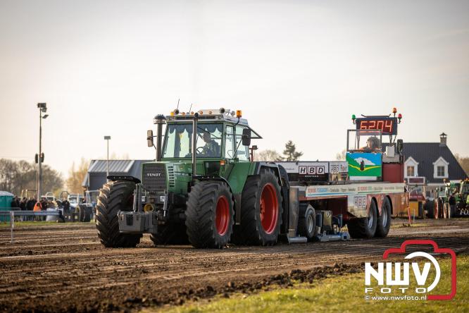 Duizenden bezoekers genieten van geslaagde testavond trekkertrek bij loonbedrijf van de Put in Oosterwolde - &copy; NWVFoto.nl