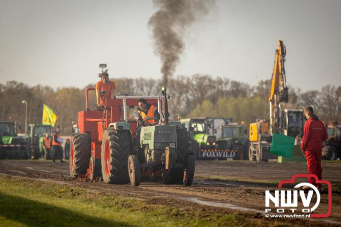 Duizenden bezoekers genieten van geslaagde testavond trekkertrek bij loonbedrijf van de Put in Oosterwolde - &copy; NWVFoto.nl