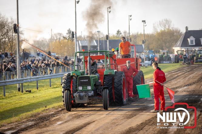 Duizenden bezoekers genieten van geslaagde testavond trekkertrek bij loonbedrijf van de Put in Oosterwolde - &copy; NWVFoto.nl
