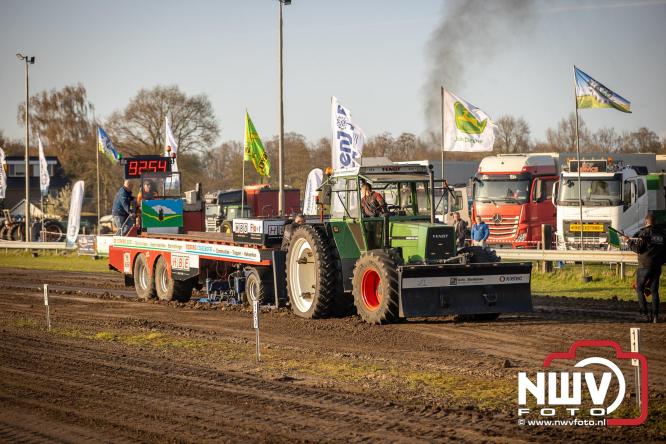 Duizenden bezoekers genieten van geslaagde testavond trekkertrek bij loonbedrijf van de Put in Oosterwolde - &copy; NWVFoto.nl