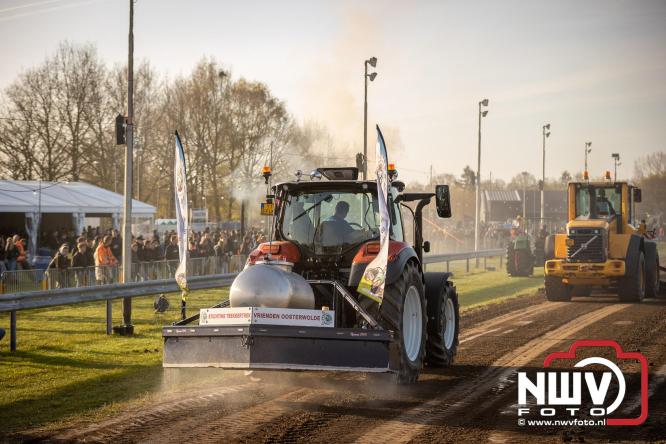 Duizenden bezoekers genieten van geslaagde testavond trekkertrek bij loonbedrijf van de Put in Oosterwolde - &copy; NWVFoto.nl