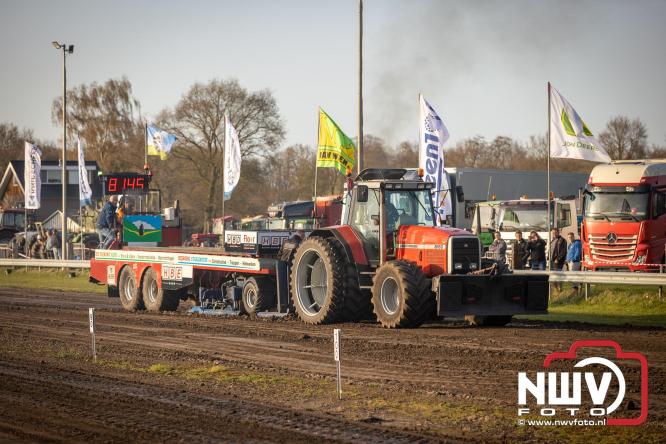 Duizenden bezoekers genieten van geslaagde testavond trekkertrek bij loonbedrijf van de Put in Oosterwolde - &copy; NWVFoto.nl