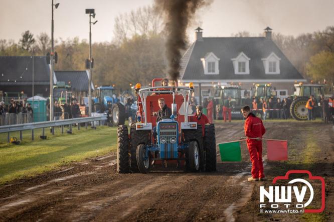 Duizenden bezoekers genieten van geslaagde testavond trekkertrek bij loonbedrijf van de Put in Oosterwolde - &copy; NWVFoto.nl