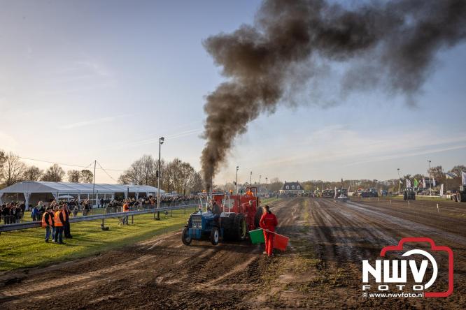 Duizenden bezoekers genieten van geslaagde testavond trekkertrek bij loonbedrijf van de Put in Oosterwolde - &copy; NWVFoto.nl