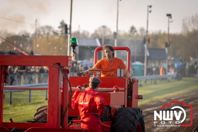 Duizenden bezoekers genieten van geslaagde testavond trekkertrek bij loonbedrijf van de Put in Oosterwolde - &copy; NWVFoto.nl