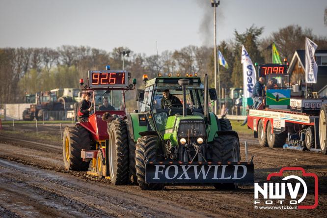 Duizenden bezoekers genieten van geslaagde testavond trekkertrek bij loonbedrijf van de Put in Oosterwolde - &copy; NWVFoto.nl
