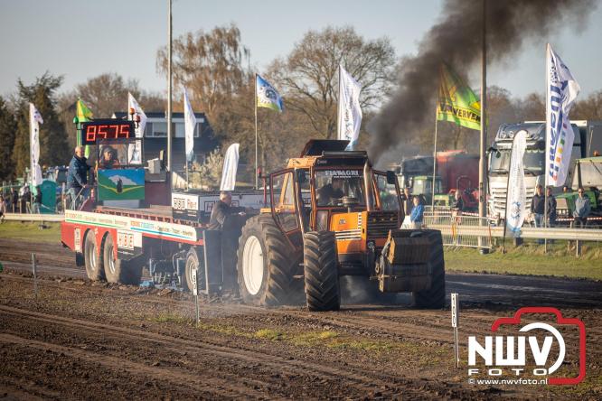 Duizenden bezoekers genieten van geslaagde testavond trekkertrek bij loonbedrijf van de Put in Oosterwolde - &copy; NWVFoto.nl