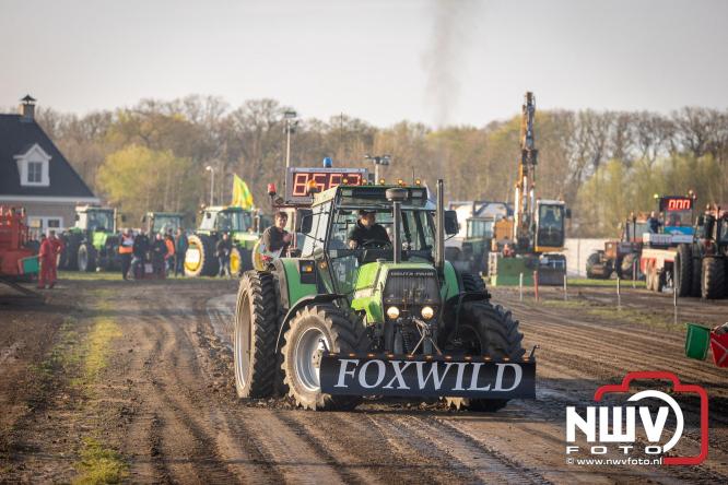 Duizenden bezoekers genieten van geslaagde testavond trekkertrek bij loonbedrijf van de Put in Oosterwolde - &copy; NWVFoto.nl