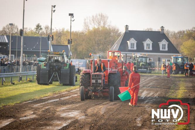 Duizenden bezoekers genieten van geslaagde testavond trekkertrek bij loonbedrijf van de Put in Oosterwolde - &copy; NWVFoto.nl