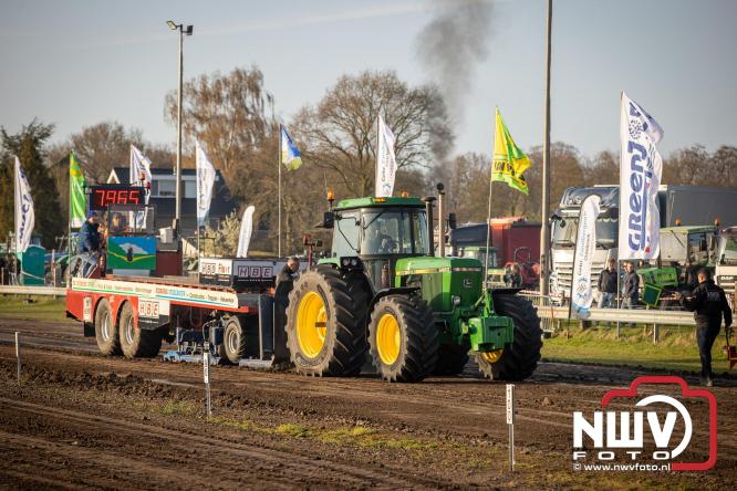 Duizenden bezoekers genieten van geslaagde testavond trekkertrek bij loonbedrijf van de Put in Oosterwolde - &copy; NWVFoto.nl