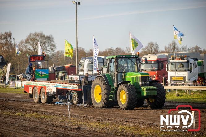 Duizenden bezoekers genieten van geslaagde testavond trekkertrek bij loonbedrijf van de Put in Oosterwolde - &copy; NWVFoto.nl