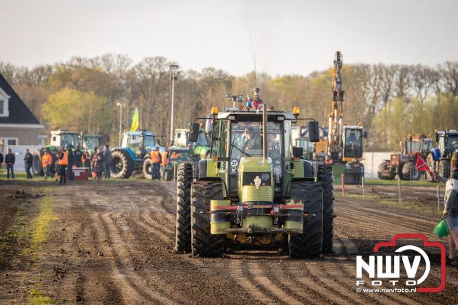 Duizenden bezoekers genieten van geslaagde testavond trekkertrek bij loonbedrijf van de Put in Oosterwolde - &copy; NWVFoto.nl