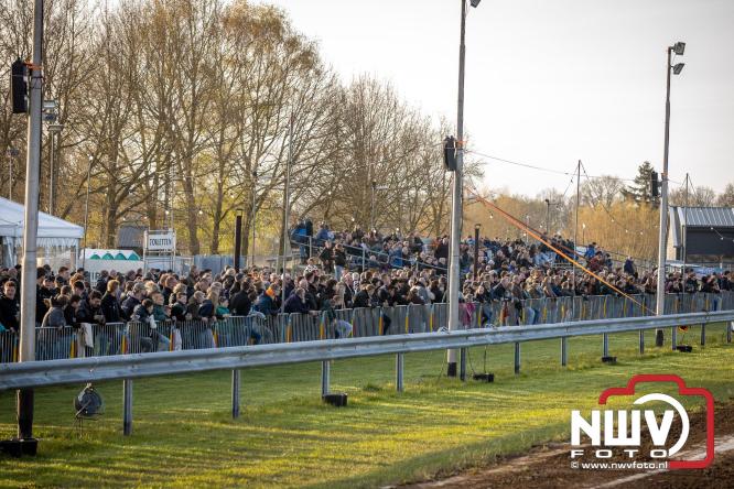 Duizenden bezoekers genieten van geslaagde testavond trekkertrek bij loonbedrijf van de Put in Oosterwolde - &copy; NWVFoto.nl