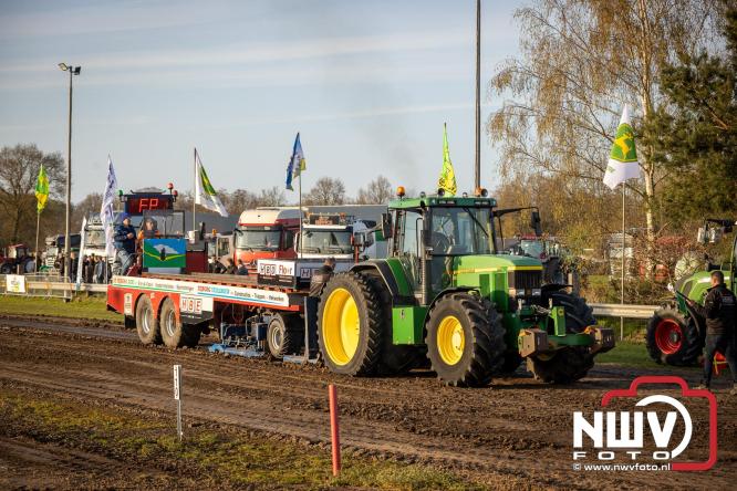 Duizenden bezoekers genieten van geslaagde testavond trekkertrek bij loonbedrijf van de Put in Oosterwolde - &copy; NWVFoto.nl