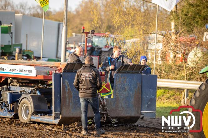 Duizenden bezoekers genieten van geslaagde testavond trekkertrek bij loonbedrijf van de Put in Oosterwolde - &copy; NWVFoto.nl