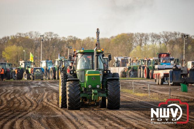 Duizenden bezoekers genieten van geslaagde testavond trekkertrek bij loonbedrijf van de Put in Oosterwolde - &copy; NWVFoto.nl