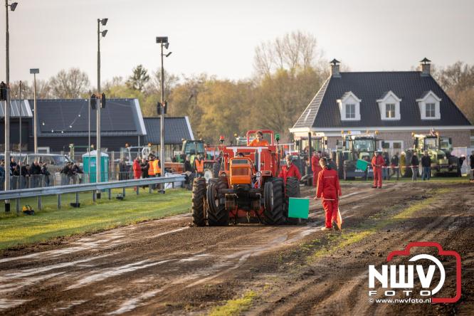 Duizenden bezoekers genieten van geslaagde testavond trekkertrek bij loonbedrijf van de Put in Oosterwolde - &copy; NWVFoto.nl