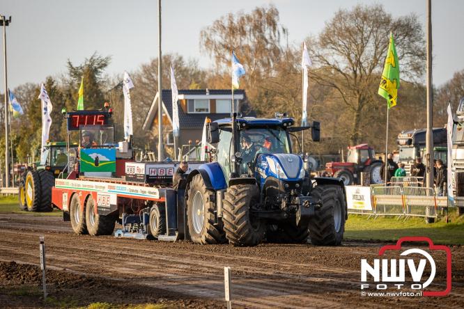 Duizenden bezoekers genieten van geslaagde testavond trekkertrek bij loonbedrijf van de Put in Oosterwolde - &copy; NWVFoto.nl