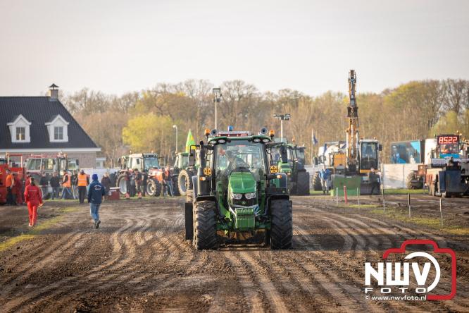 Duizenden bezoekers genieten van geslaagde testavond trekkertrek bij loonbedrijf van de Put in Oosterwolde - &copy; NWVFoto.nl