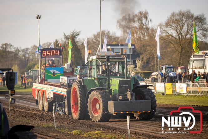 Duizenden bezoekers genieten van geslaagde testavond trekkertrek bij loonbedrijf van de Put in Oosterwolde - &copy; NWVFoto.nl