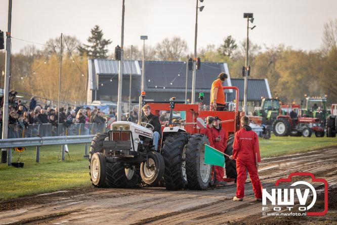 Duizenden bezoekers genieten van geslaagde testavond trekkertrek bij loonbedrijf van de Put in Oosterwolde - &copy; NWVFoto.nl