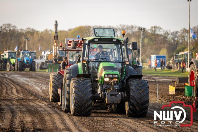 Duizenden bezoekers genieten van geslaagde testavond trekkertrek bij loonbedrijf van de Put in Oosterwolde - &copy; NWVFoto.nl