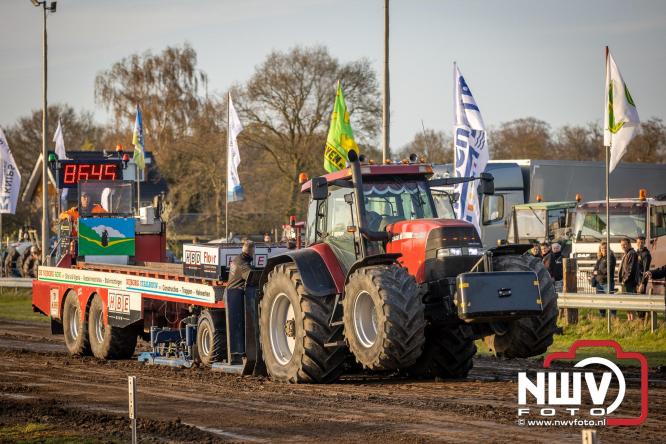 Duizenden bezoekers genieten van geslaagde testavond trekkertrek bij loonbedrijf van de Put in Oosterwolde - &copy; NWVFoto.nl