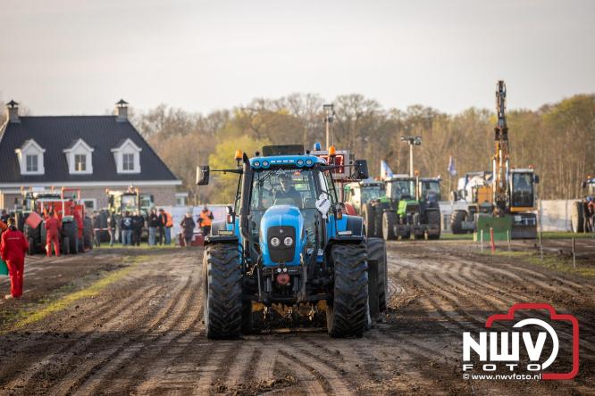 Duizenden bezoekers genieten van geslaagde testavond trekkertrek bij loonbedrijf van de Put in Oosterwolde - &copy; NWVFoto.nl