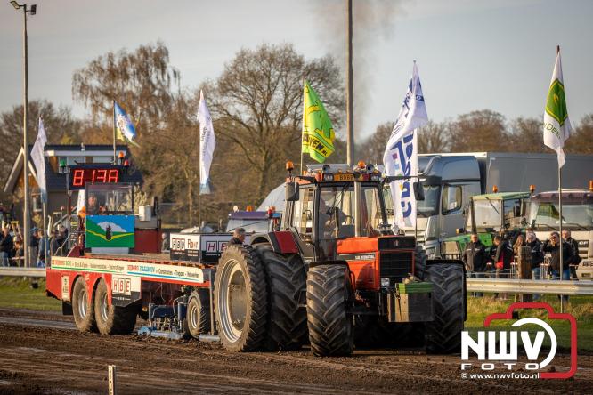 Duizenden bezoekers genieten van geslaagde testavond trekkertrek bij loonbedrijf van de Put in Oosterwolde - &copy; NWVFoto.nl