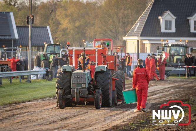 Duizenden bezoekers genieten van geslaagde testavond trekkertrek bij loonbedrijf van de Put in Oosterwolde - &copy; NWVFoto.nl