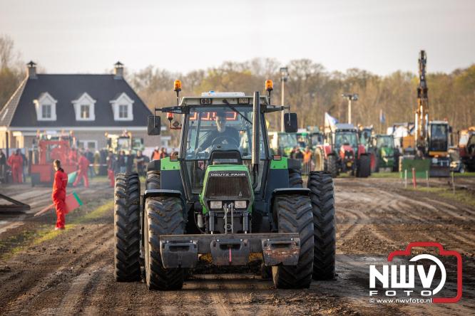 Duizenden bezoekers genieten van geslaagde testavond trekkertrek bij loonbedrijf van de Put in Oosterwolde - &copy; NWVFoto.nl