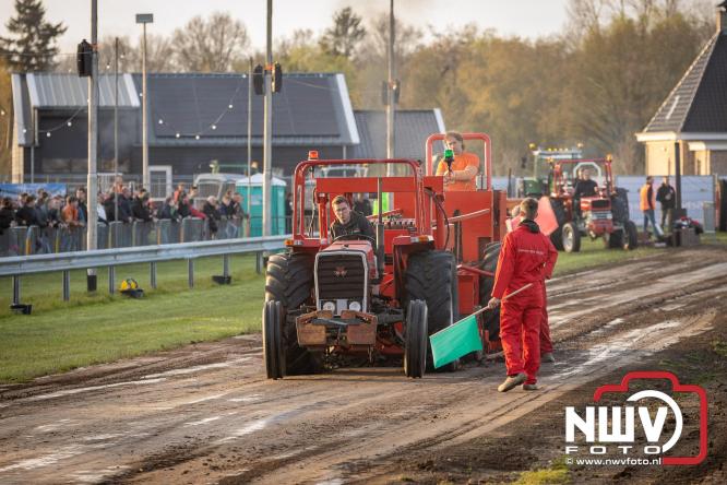 Duizenden bezoekers genieten van geslaagde testavond trekkertrek bij loonbedrijf van de Put in Oosterwolde - &copy; NWVFoto.nl