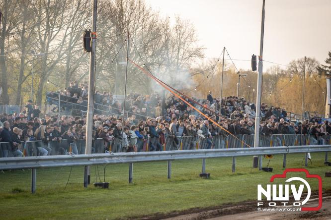 Duizenden bezoekers genieten van geslaagde testavond trekkertrek bij loonbedrijf van de Put in Oosterwolde - &copy; NWVFoto.nl