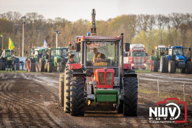 Duizenden bezoekers genieten van geslaagde testavond trekkertrek bij loonbedrijf van de Put in Oosterwolde - &copy; NWVFoto.nl