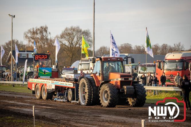 Duizenden bezoekers genieten van geslaagde testavond trekkertrek bij loonbedrijf van de Put in Oosterwolde - &copy; NWVFoto.nl