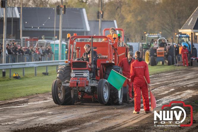 Duizenden bezoekers genieten van geslaagde testavond trekkertrek bij loonbedrijf van de Put in Oosterwolde - &copy; NWVFoto.nl