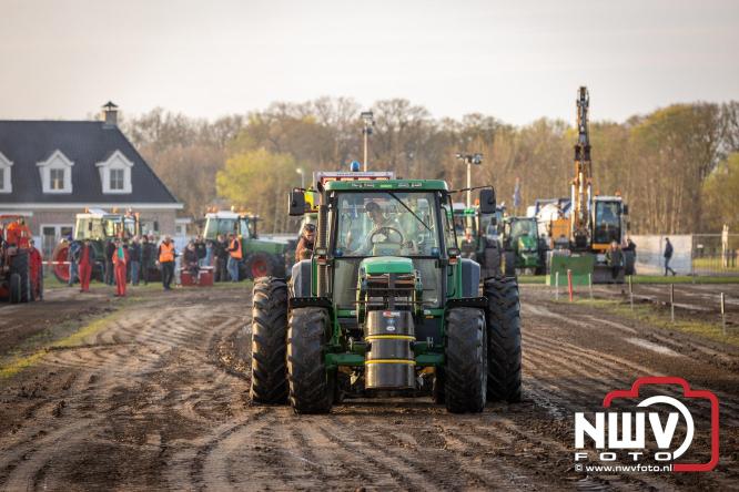 Duizenden bezoekers genieten van geslaagde testavond trekkertrek bij loonbedrijf van de Put in Oosterwolde - &copy; NWVFoto.nl