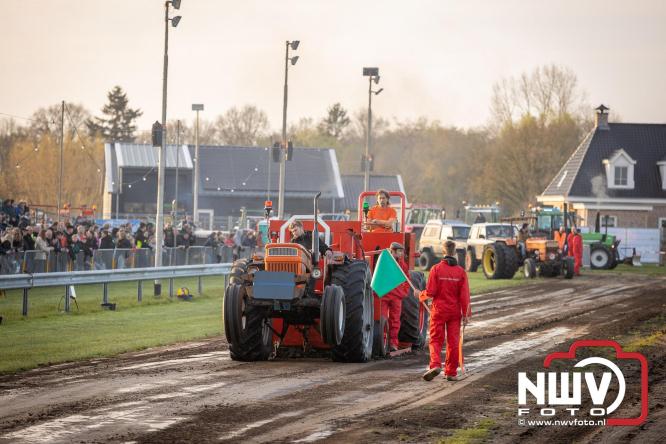 Duizenden bezoekers genieten van geslaagde testavond trekkertrek bij loonbedrijf van de Put in Oosterwolde - &copy; NWVFoto.nl