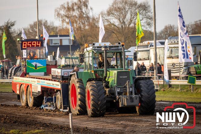 Duizenden bezoekers genieten van geslaagde testavond trekkertrek bij loonbedrijf van de Put in Oosterwolde - &copy; NWVFoto.nl
