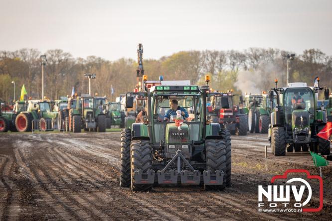Duizenden bezoekers genieten van geslaagde testavond trekkertrek bij loonbedrijf van de Put in Oosterwolde - &copy; NWVFoto.nl