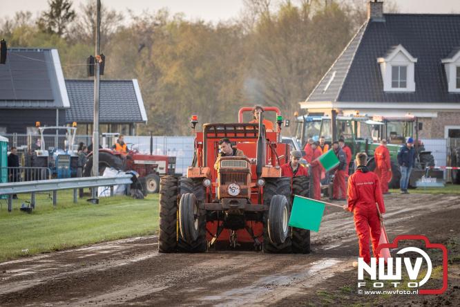 Duizenden bezoekers genieten van geslaagde testavond trekkertrek bij loonbedrijf van de Put in Oosterwolde - &copy; NWVFoto.nl