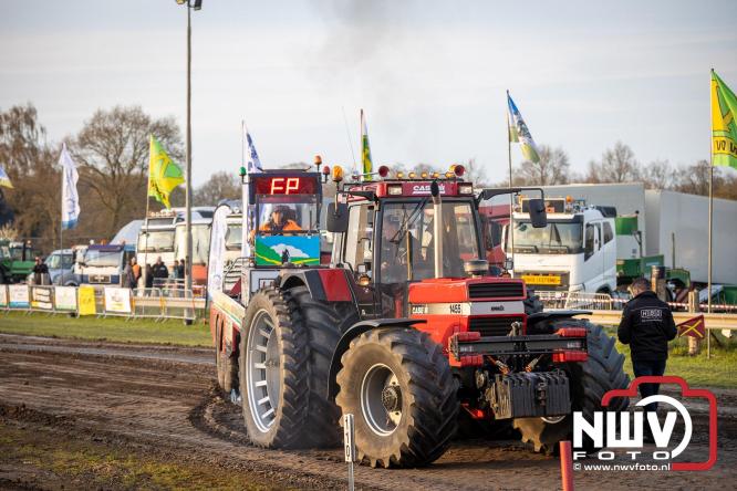 Duizenden bezoekers genieten van geslaagde testavond trekkertrek bij loonbedrijf van de Put in Oosterwolde - &copy; NWVFoto.nl