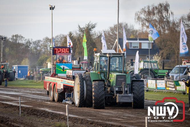 Duizenden bezoekers genieten van geslaagde testavond trekkertrek bij loonbedrijf van de Put in Oosterwolde - &copy; NWVFoto.nl